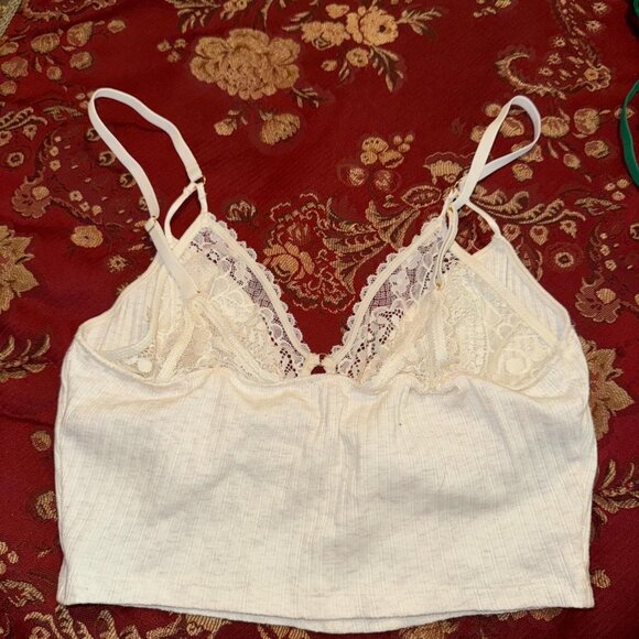 Lace Cropped Cami 🤍 - Picture 2 of 3